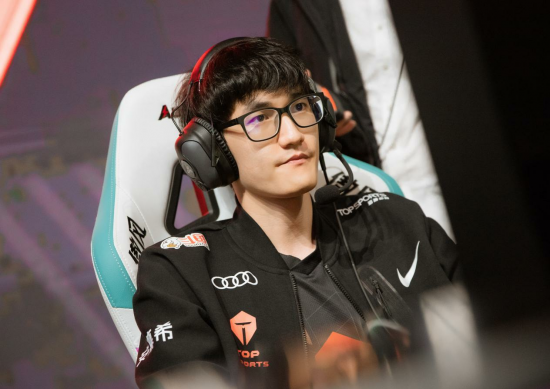 中国电竞格斗明星曾卓君加盟沙特Falcons战队